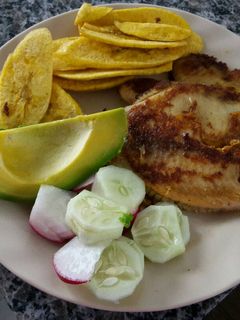Una foto de Filete de pescado con tajadas de plátano verde