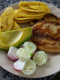 Una foto de Filete de pescado con tajadas de plátano verde