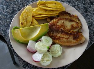 Una foto de Filete de pescado con tajadas de plátano verde