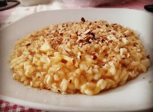 Foto di Risotto ai cachi, cacio ricotta e mandorle
