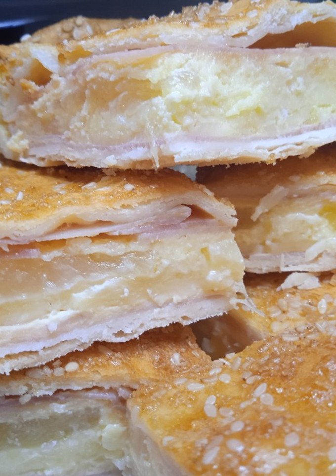 Una foto de TORTA DE JAMÓN, ANANÁ Y QUESO 🧀🧀🧀🍍🧀🧀🧀🍍🧀🧀🧀🍍