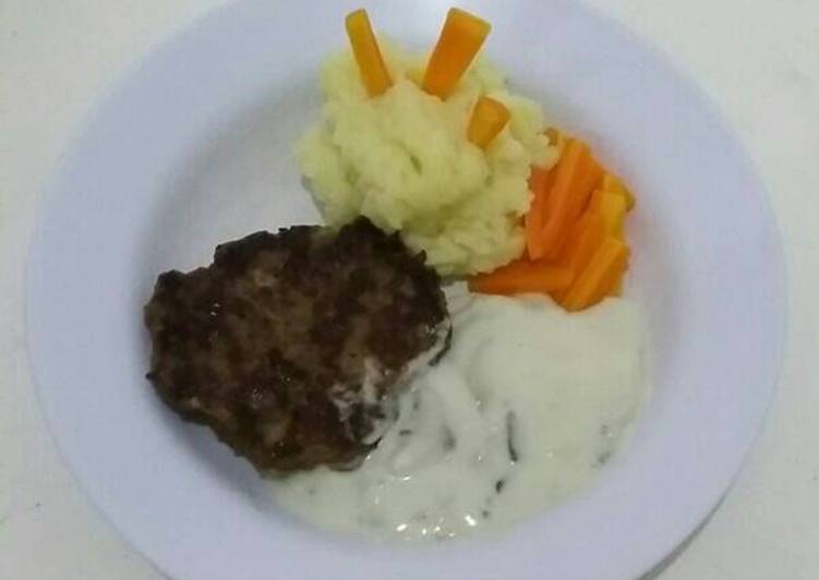 Bagaimana Membuat Beef Paddy Steak with Mashed Potato and Mushroom Sauce Anti Gagal
