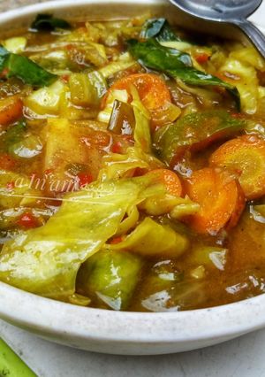 A picture of Veggie soup.