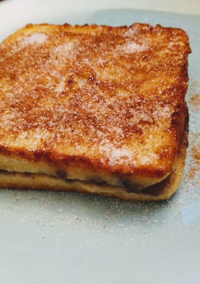 Una foto de Pan francés con mermelada y queso
