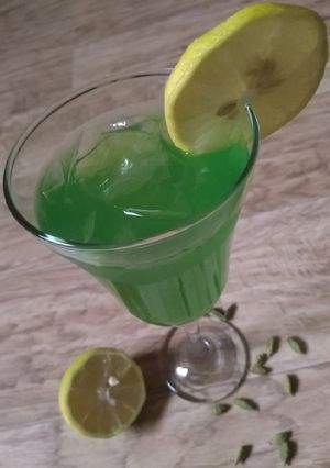 A picture of Ilaichi rose lemon drink.