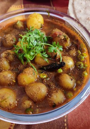 ছোট আলুর দম (Small potato curry recipe in bengali।) রেসিপির প্রধান ছবি