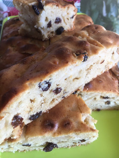 Una foto de BUDÍN DE MANZANAS 🍏 🍎 🍏Y PASAS 🍇