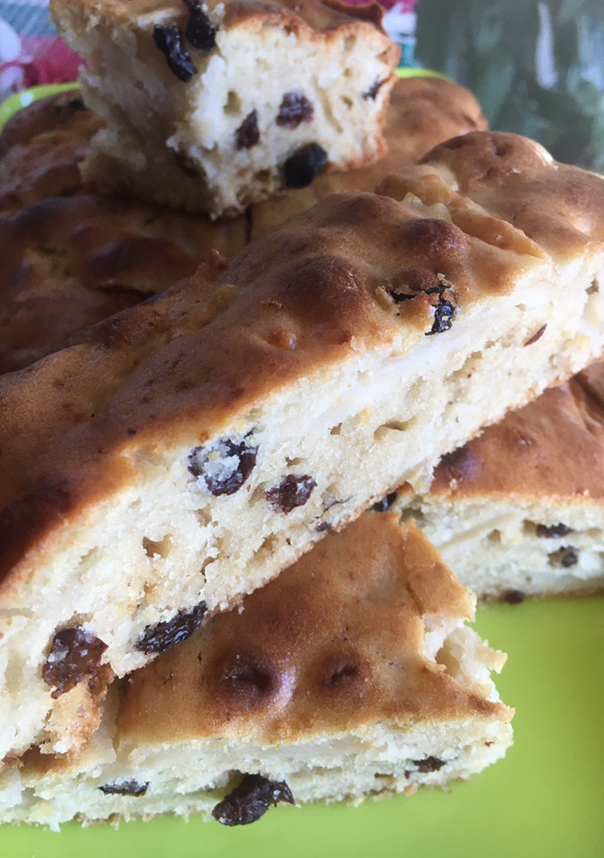 Una foto de BUDÍN DE MANZANAS 🍏 🍎 🍏Y PASAS 🍇