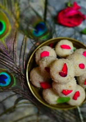 নারকেলের লাড্ডু (narkeler ladoo recipe in Bengali) রেসিপির প্রধান ছবি