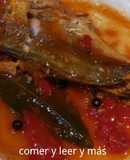 Chicharros en salsa de tomate con cúrcuma y pimienta de Jamaica