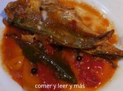 Una foto de jurel salsa de tomates