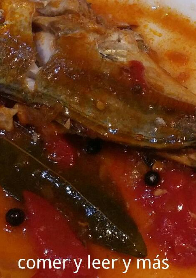 Una foto de Chicharros en salsa de tomate con cúrcuma y pimienta de Jamaica
