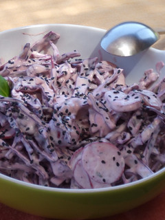 Una foto de Ensalada de lombarda y rabanitos con sésamo negro