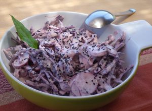 Foto principal de Ensalada de lombarda y rabanitos con sésamo negro