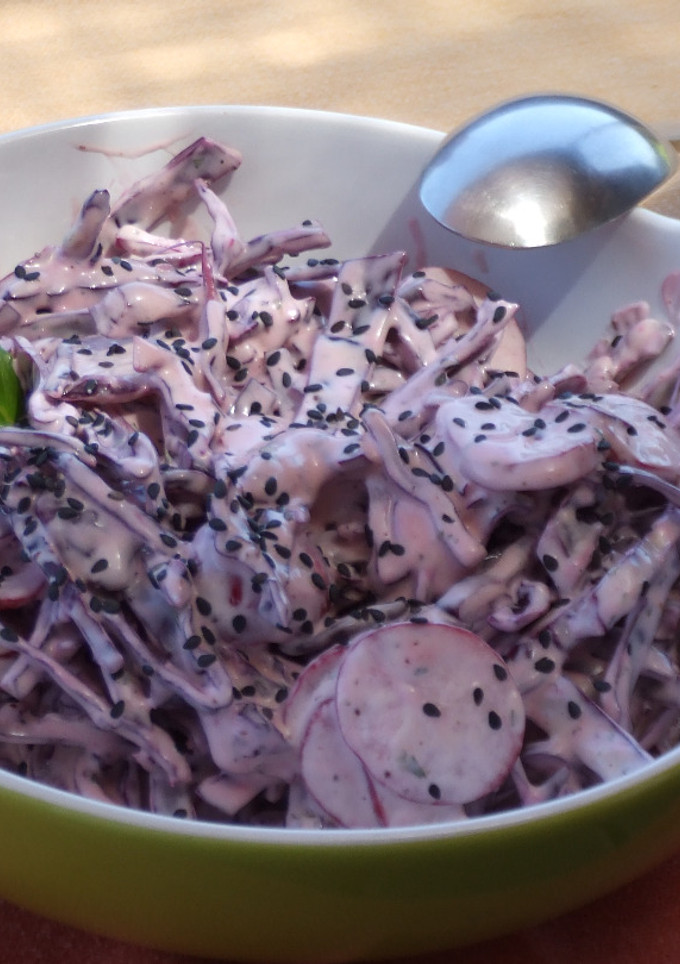 Una foto de Ensalada de lombarda y rabanitos con sésamo negro