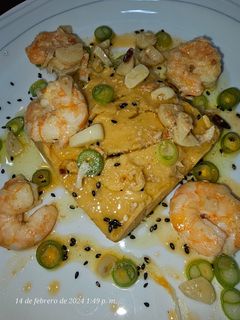 Una foto de Puré de garbanzos con langostinos al ajillo