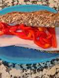Bocadillo de harina de 7 cereales, pechuga de pavo y pimientos
