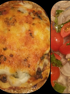 Una foto de Mini lasaña, y ensalada de tomate cherry, cebolla y albahaca!😁😘