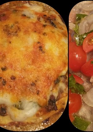 Una foto de Mini lasaña, y ensalada de tomate cherry, cebolla y albahaca!😁😘