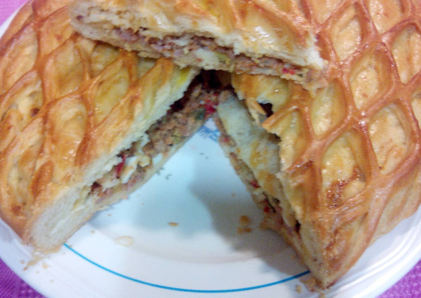 Empanada de carne picada con pisto