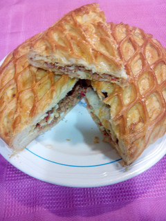 Una foto de Empanada de carne picada con pisto