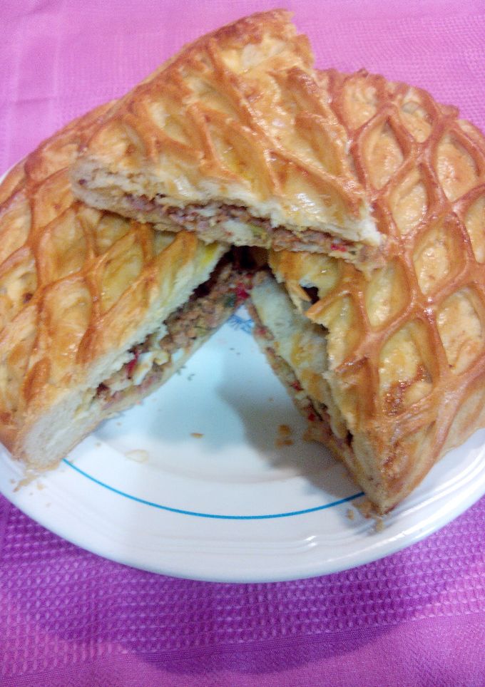 Una foto de Empanada de carne picada con pisto