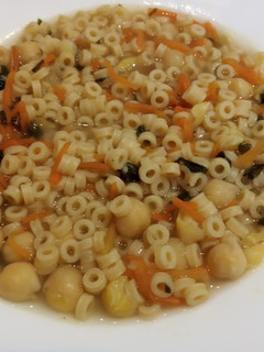 Una foto de Caldo de pollo con garbanzo, zanahorias y pasta exprés