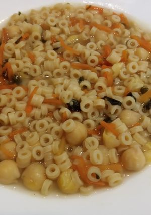 Una foto de Caldo de pollo con garbanzo, zanahorias y pasta exprés