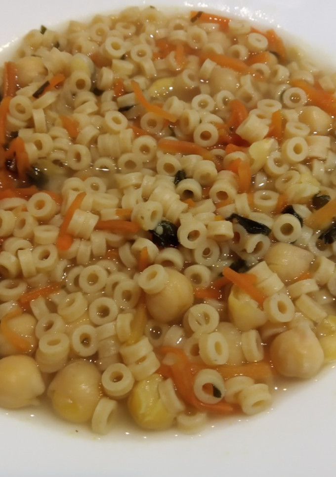 Una foto de Caldo de pollo con garbanzo, zanahorias y pasta exprés