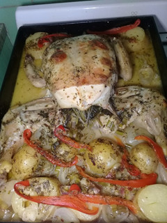 Una foto de Pollo a la navideña con papas rústicas