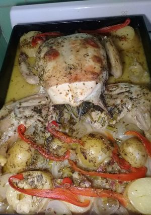 Una foto de Pollo a la navideña con papas rústicas