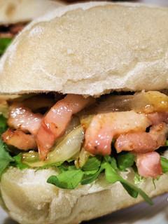 Una foto de Chapatina de rúcula, cebolla, bacon y gorgonzola