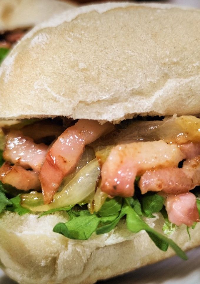 Una foto de Chapatina de rúcula, cebolla, bacon y gorgonzola
