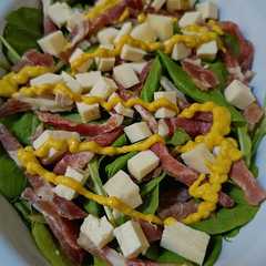 Una foto de Ensalada de Rúcula, Jamón Crudo y Queso