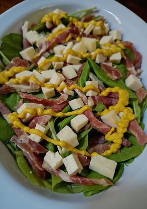 Una foto de Ensalada de Rúcula, Jamón Crudo y Queso