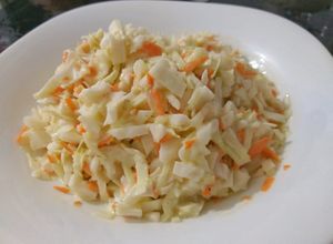 Una foto de Ensalada de repollo y zanahoria estilo KFC