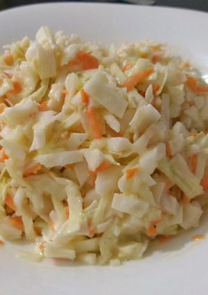 Una foto de Ensalada de repollo y zanahoria estilo KFC