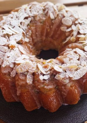 Una foto de Bundt cake de uvas y almendras sin gluten