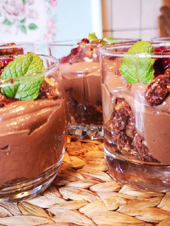 Φωτογραφία της συνταγής Vegan Μους αβοκάντο & ταχίνι με μπάρα ξηρών καρπών