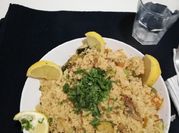 Una foto de couscous con brócoli