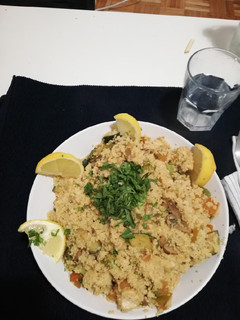 Una foto de Cuscús con pollo y verduras