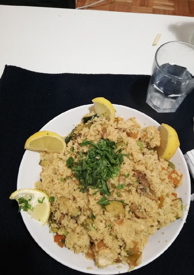 Una foto de Cuscús con pollo y verduras