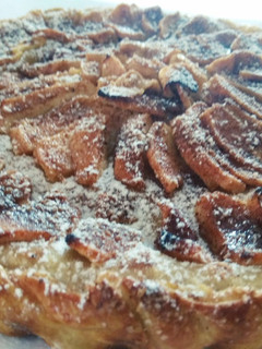 Una foto de Tarta de crema, manzana y canela