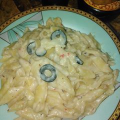 A picture of Macroni with white sauce.