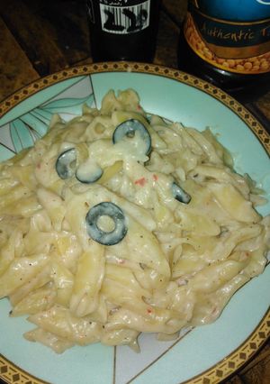 A picture of Macroni with white sauce.