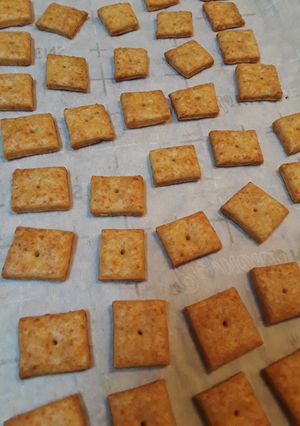 A picture of Homemade Cheese Crackers.
