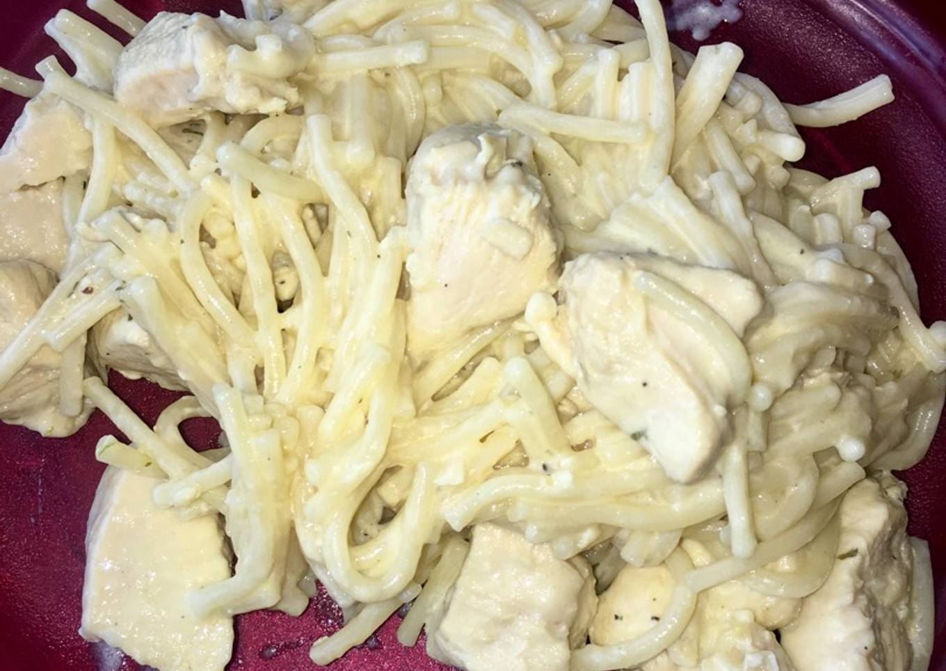 Espagueti con pollo en salsa blanca