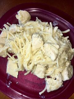 Una foto de Espagueti con pollo en salsa blanca