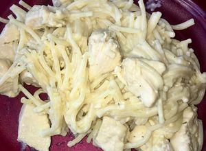 Una foto de Espagueti con pollo en salsa blanca