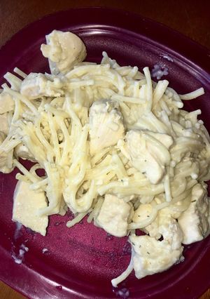Una foto de Espagueti con pollo en salsa blanca